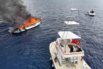 Kalkan açıklarında lüks teknenin alev alev yandığı anlar dronla görüntülendi