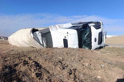 Kalorifer peteği yüklü tır devrildi, 1 kişi yaralandı