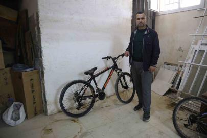 Kameralara yakalanan bisiklet hırsızına "Yazık yaşın genç diye şikayetçi olmadık, bir an önce iş bul ve çalış" diyerek nasihat etti