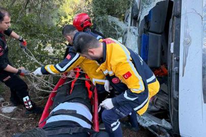 Kamyon uçuruma yuvarlandı, sıkışan sürücü kurtarıldı