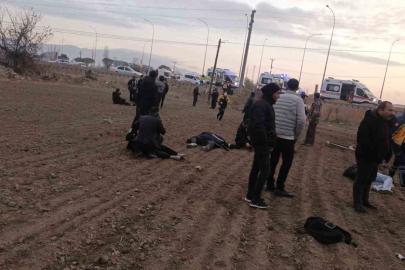 Kamyonet ile midibüs çarpıştı: 17 yaralı