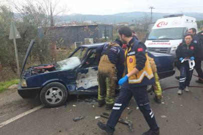 Kamyonet ters yönden gelen otomobile çarptı