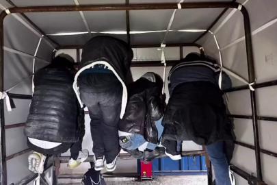 Kamyonette tavana tutunarak saklanmaya çalışan 4 göçmen yakalandı
