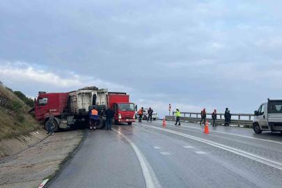 Kamyonlar kafa kafaya çarpıştı