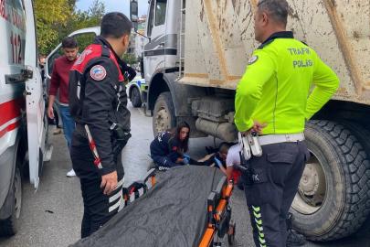 Kamyonun altında kalan motosikletli kurye ağır yaralandı