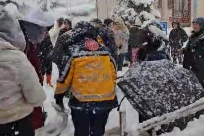 Kar kaplı merdivenden düşen öğrenci yaralandı