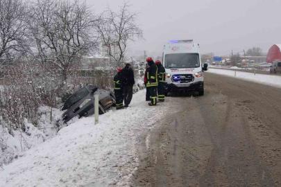 Kar kazayı beraberinde getirdi, yan yatan otomobildeki 4 kişi yaralandı