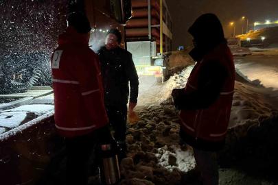 Kar sebebiyle kapanan yolda ekiplerden vatandaşlara sıcak içecek ikramı