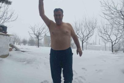 Kar sevinciyle üstsüz dışarı çıktı