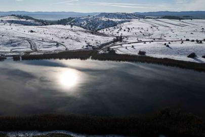 Kar ve güneş kartpostallık görüntüler oluşturdu