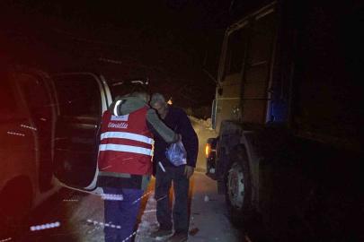 Kar ve tipi nedeniyle Tendürek’te yolda kalanlara Kızılay yardım ulaştırdı