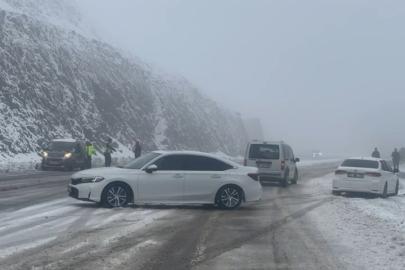 Kar yağışı etkili oldu, Bingöl’de araçlar yolda kaldı