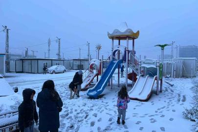 Kar yağışı Hatay’ı beyaza bürüdü, 2 ilçede okullar tatil edildi