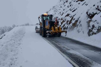 Kar yağışıyla kapanan kırsal mahalle yolları açılıyor