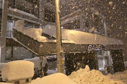 Kar yükünü taşıyamayan site giriş tacında yıkılma tehlikesi