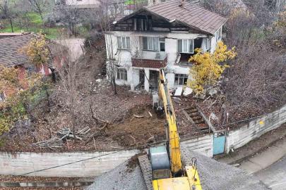 Karabük’te tehlikeli yapıların yıkımı sürüyor