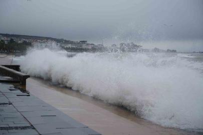Karadeniz’de fırtına sahili vurdu: Dev dalgalar taşları kıyıya sürükledi