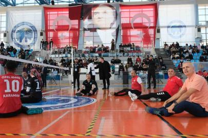 Karaman’da 3 Aralık Dünya Engelliler Günü’nde protokol voleybol oynadı