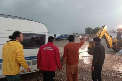 Karavanla denize sürüklenen Rus turistler kurtarıldı