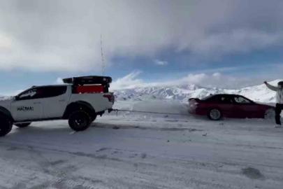 Karda mahsur kalan sürücünün yardımına yetişti