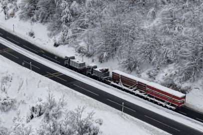 Karda yolda kalan tır, 2 çekici ile kurtarıldı