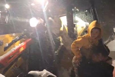 Kardan yolu kapanan köyde rahatsızlanan çocuğun imdadına ekipler yetişti