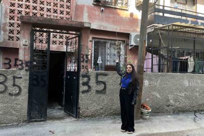 Kargoyu aracından inmeden bahçeye fırlattı