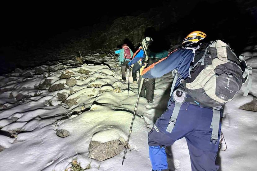 Karla kaplı dağa tırmanıp mahsur kalan 3 arkadaş kurtarıldı