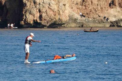 Karlı dağların gölgesinde 20 derecelik sıcak havada deniz keyfi yaptılar