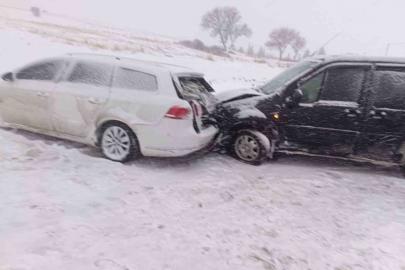 Karlı yolda araçlar çarpıştı: 1 yaralı