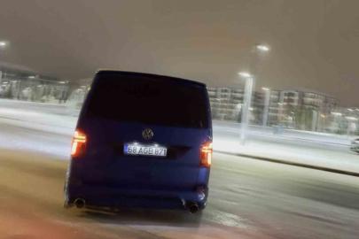 Karlı yolda drift atan sürücülerin tehlikeli anları kamerada