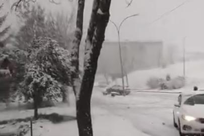 Karlı yolda kontrolden çıkan otomobilin kaza anı kamerada