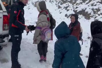 Karlı yolda mahsur kalan öğrencilerin yardımına AFAD ekibi yetişti