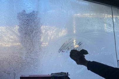 Karlıova buz tuttu: Yetişkinler cefasını, çocuklar ise sefasını sürdü