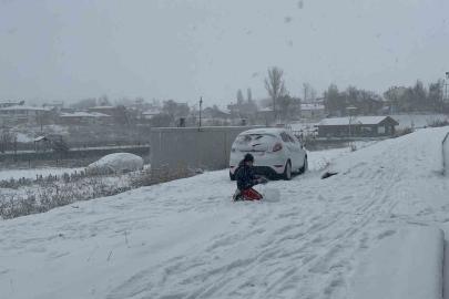 Kars beyaz gelinliğini giydi: Meteoroloji uyarmıştı, kar şehre indi