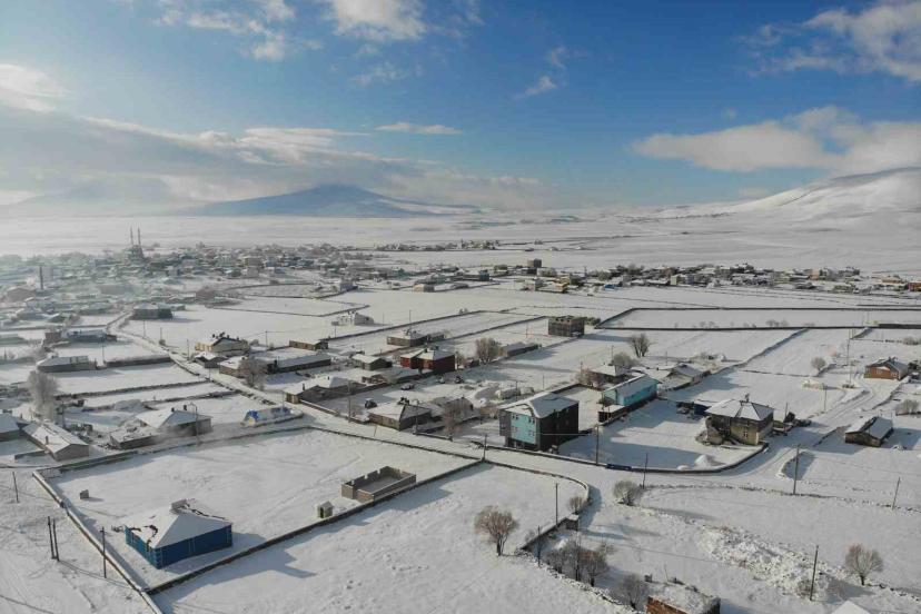 Kars beyaz örtüsünü çekti, buzlanan yolda tır kaldı