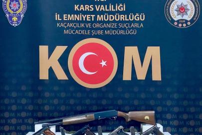 Kars merkezli 3 ilçede silah tacirlerine operasyon: Çok sayıda silah ve mühimmat ele geçirildi