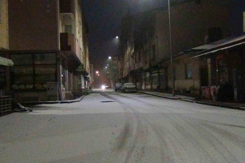 Kars’a mevsimin ilk karı düştü