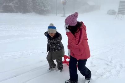 Kars’ta kar coşkusu: Çocuklar kardan adam yaptı, kızak kaydı