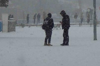 Kars’ta yoğun kar yağışı: Vatandaşlar kar altında halay çekti