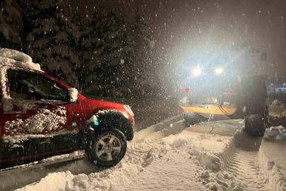 Kars’ta yolda mahsur kalan aracın yardımına özel idare ekipleri yetişti