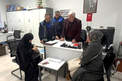 Kartepe’de zabıta ekiplerinin bulduğu cüzdan sahibine teslim edildi