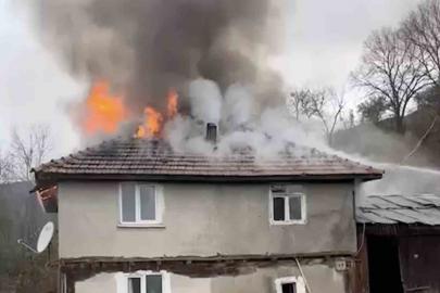 Kastamonu’da 2 katlı ev alev alev yandı