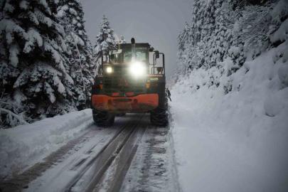 Kastamonu’da ekiplerin köy yollarındaki zorlu karla mücadelesi başladı