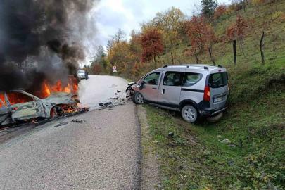 Kastamonu’da hafif ticari araç ile otomobil çarpıştı: 2 yaralı
