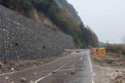 Kastamonu’da heyelan sebebiyle çöken yol ulaşıma kapandı