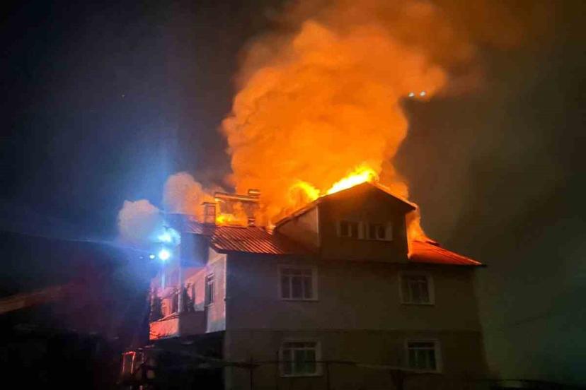 Kastamonu’da yangında bir evin çatısı kullanılamaz hale geldi