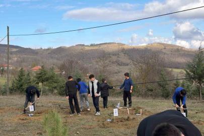 Kavak’ta doğa için fidan, eğitim için kitap desteği