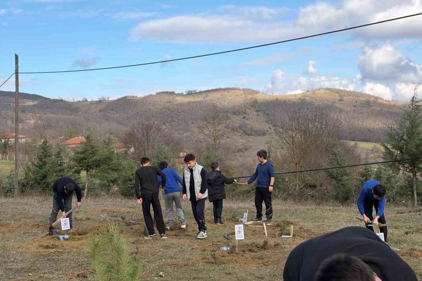 Kavak’ta doğa için fidan, eğitim için kitap desteği