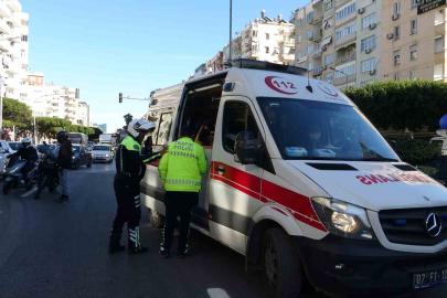 Kavşak sisteminde çarpışan iki motosikletin sürücüleri yaralandı